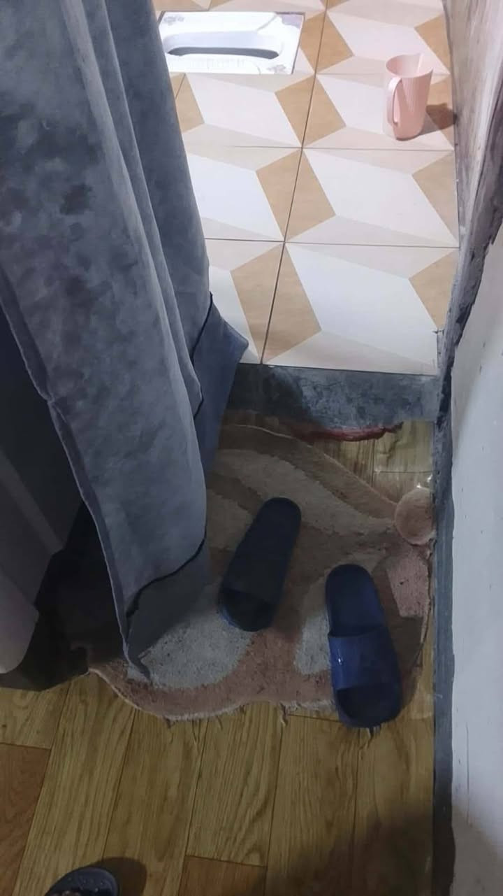الدار للبيع في حي راهي قرب المنحل كافت الخدمات البيت متكون من غرف نوم وصاله ومطبخ واستقبال وصحيات خارجيه وداخليه للاستفسار *********** ***********
