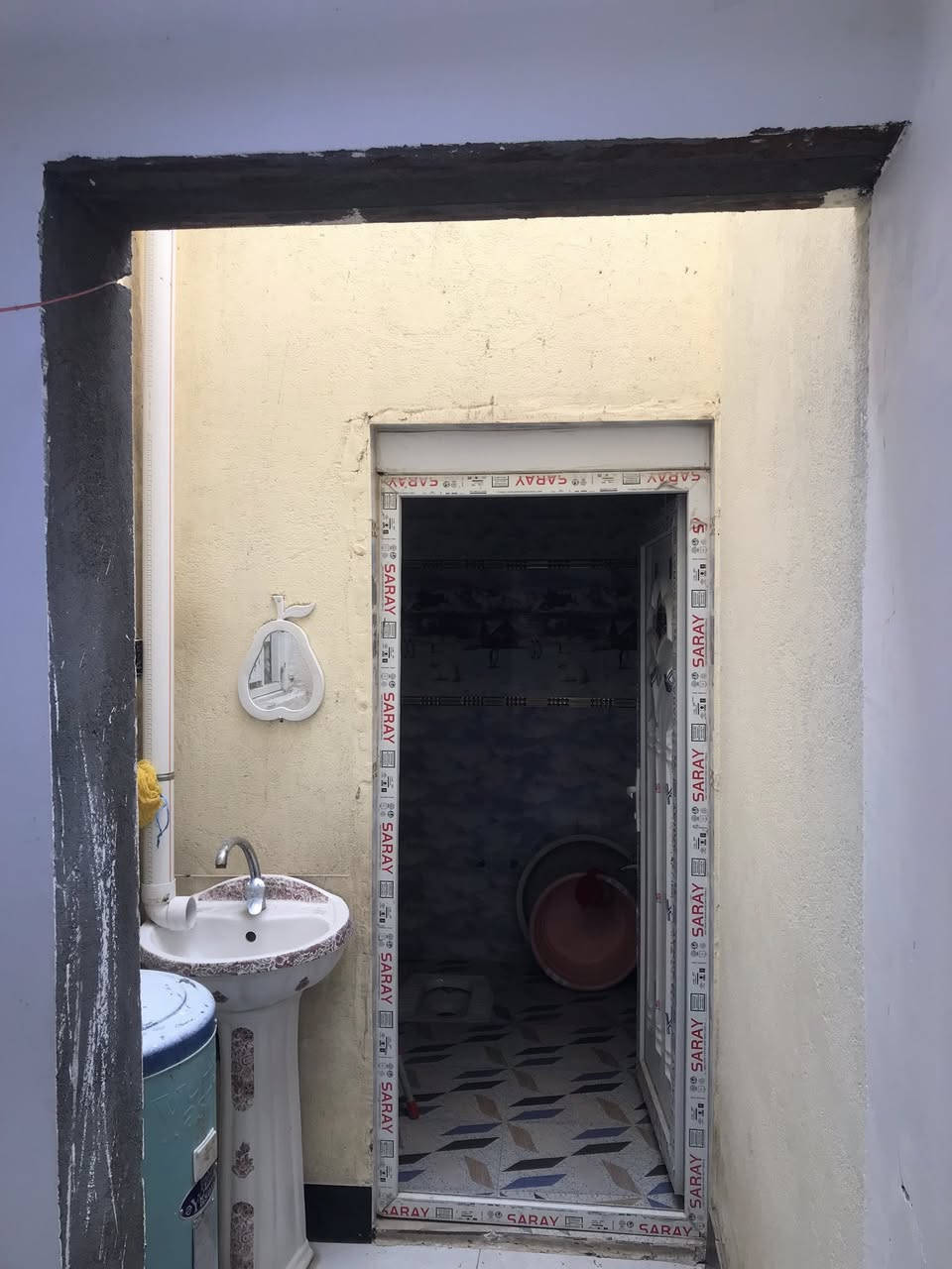 معروض لدينا في المكتب بيت للبيع المساحة 110 م زراعي طابق واحد عكادة البناء كلة طابوق حديث ) العنوان البيت ازديناوية قرب مدرسة صفي الدين كافة الخدمات متوفرة كهرباء وماء وانترنيت بلباب الاتصال على *********** ابو علي الاسدي
