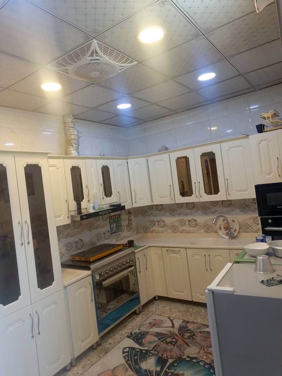 السلام عليكم ورحمة الله
للبيع بيت ١٠٠م واجهه ٥م نزال ٢٠م شارع ١٠م على ساحه حي القدس منطقة القضاة مكان كلش حلو البناء صب كونكريت اخو الجديد يحتوي البيت على طابقين الاول صاله وستقبال ومطبخ وصحيات داخليه وخارجيه الطابق الثاني يحتوي على غرفتين وصاله وصحيات يباع مع البيت سبالت جداريه عدد ٤ واثاث المطبخ اما الاثاث المتبقي حسب رغبت المشتري السعر    ١٦٠  مليون بي مجال قليل تقديرا للمشتري
تفاصيل اكثر الاتصال على هذا الرقم *********** يتوفر واتساب
