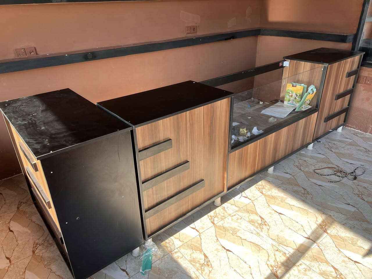 للبيع ميز طول 3 متر
مع قطعة متر منفصل
عرض 50 سانتيم
ارتفاع متر


**إذا كنت صاحب هذا الإعلان وتريد حذفه لأي سبب، رجاءا أرسل رسالة إلى الدعم الفني**