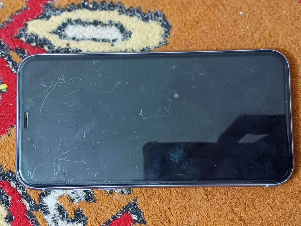 سلام عليكم ايفون 11عادي ذاكره 256بطاريته 72لموبايل بي خدوش بل شاشه شوي سعر 300رقمي ***********
