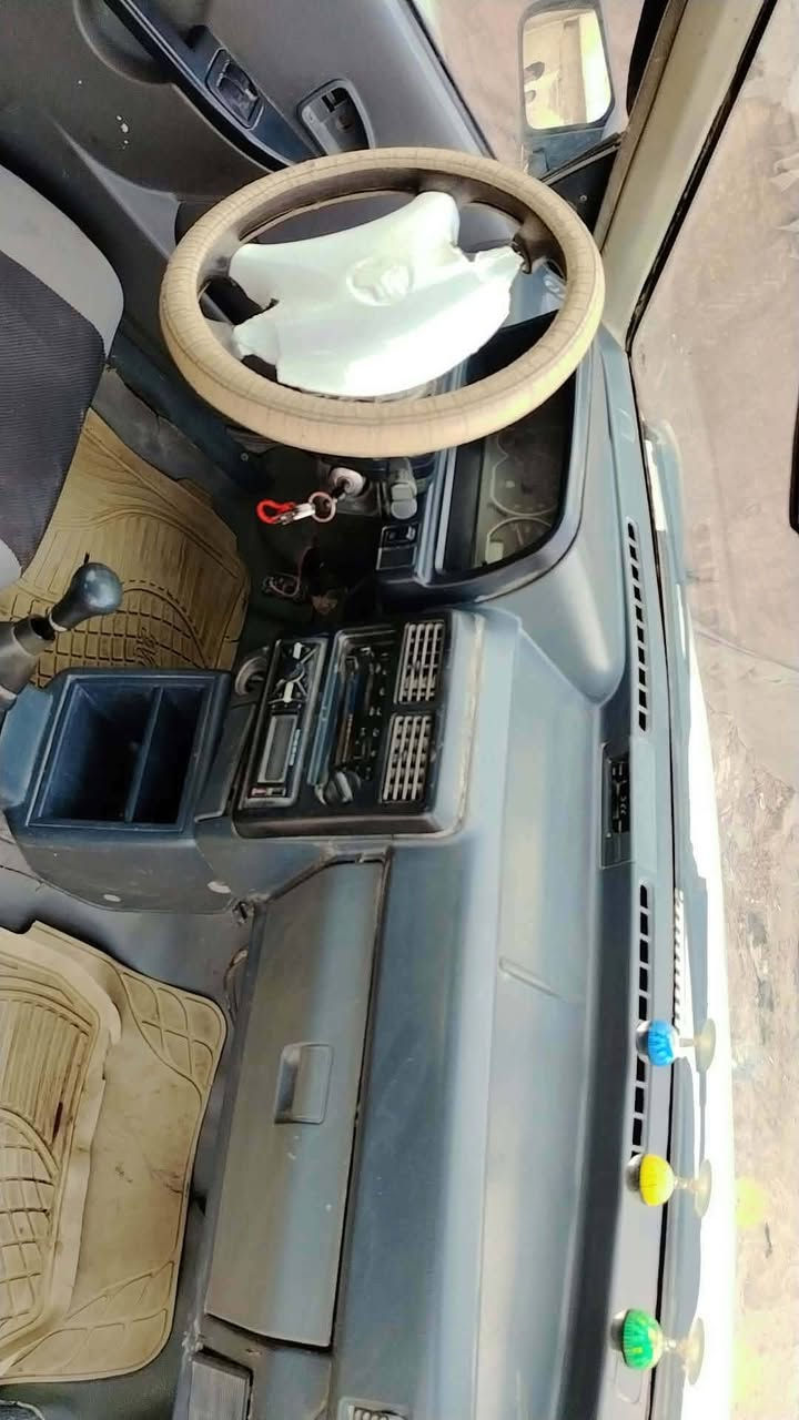 سلام عليكم سايبه للبيع مديل ٢٠١٠ سنويه ي٢٧ رقم قادسيه تخم تاير جديد حداديه جديده كهربايات كلهاء شغاله  مكينه نضيفه كير بس لأول يفلت راعيه ما واصله  مكانها شاميه الشراي يتصل *********** غير متواجد على النت

