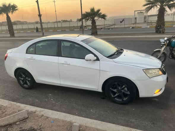 السلام عليكم ام كراند c7 كير ومكينه نيسان ١٨٠٠ جدد موديل ٢٠١٣ رقم بغداد انكليزي مكفوله من الضربه والتبديل والصبغ عده الهالات معمره ومرشوشه  السعر ٦٨ وبيها مجال ترهم مراوس بتكسي. مكان السياره بغداد العبيدي  ***********
