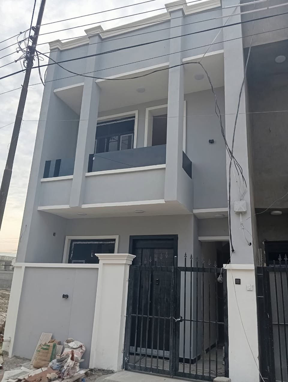 السلام عليكم بيت 100 م والثاني 75م للبيع بمجمع السلطان لاستفسار الاتصال ***********
