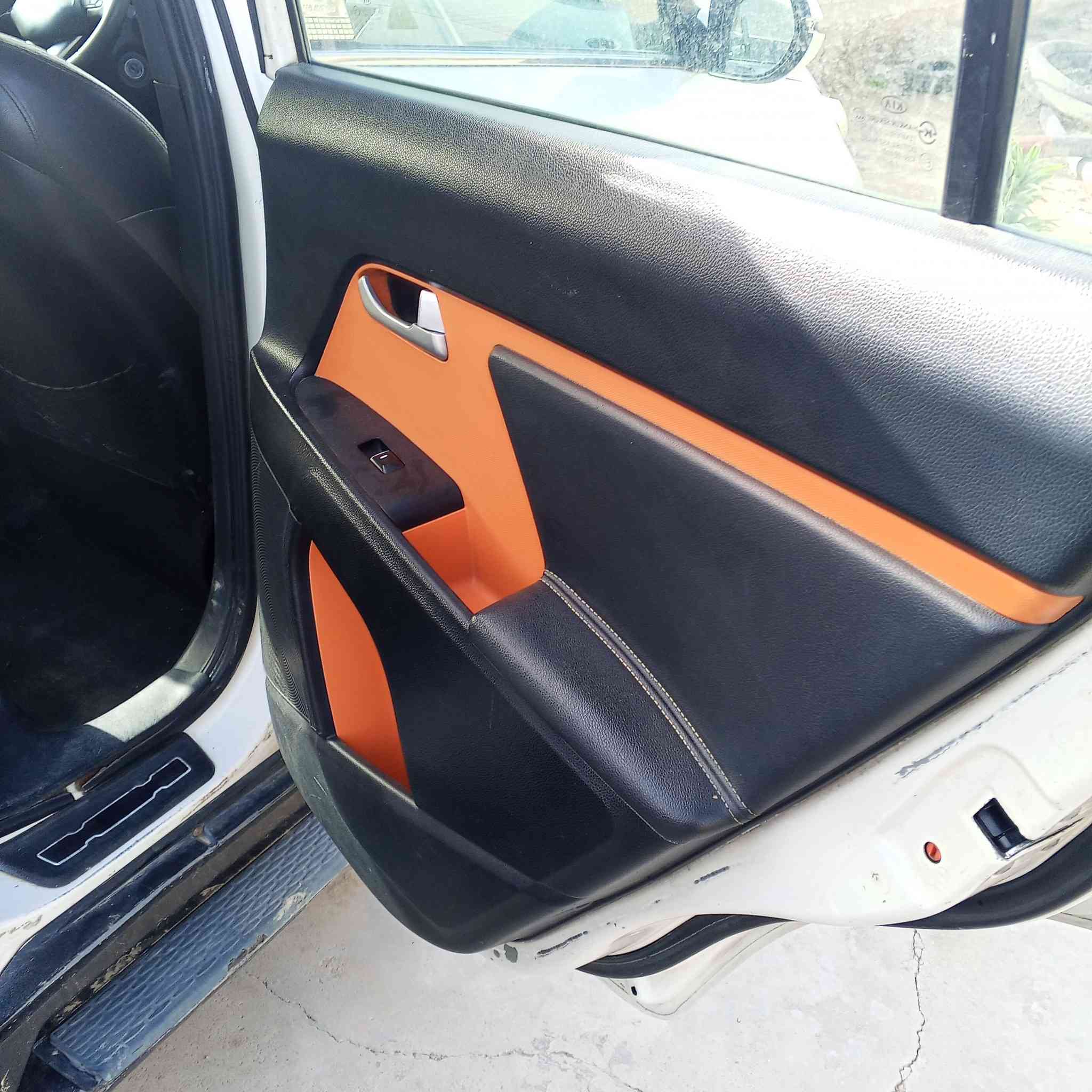 السلام عليكم سبورتج للبيع 2011 خليجي فول مواصفات بانوراما رقم سليمانيه جديد بسمي تحويل ثاني يوم مكينه 2000 دوش بيها رشات صبغ شواصي مكفوله سياره جديده ونضيفه وحلوه مكان كوت ***********.السعر 106 وبيها مجال بسيط
