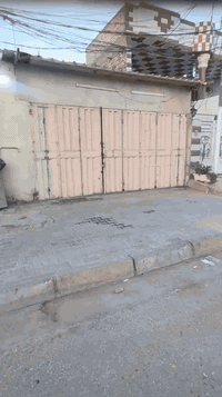 سلام عليكم 
بيت مساحه  200 متر حي الوفاء ع شارع 20 تجاري قرب اسواق النخيل بناء حديث كرانيت وسيراميك طابقين 

بيي محلات ثنين تجاريات

الطابق الاول 
كراج + استقبال + صاله + صحيات + مطبخ + غرف نوم عدد 2 

الطابق الثاني 

صاله جبيره مفتوحه + صحيات + غرف نوم 2 

السعر 465 وبي مجال

*********** الاستفسار
