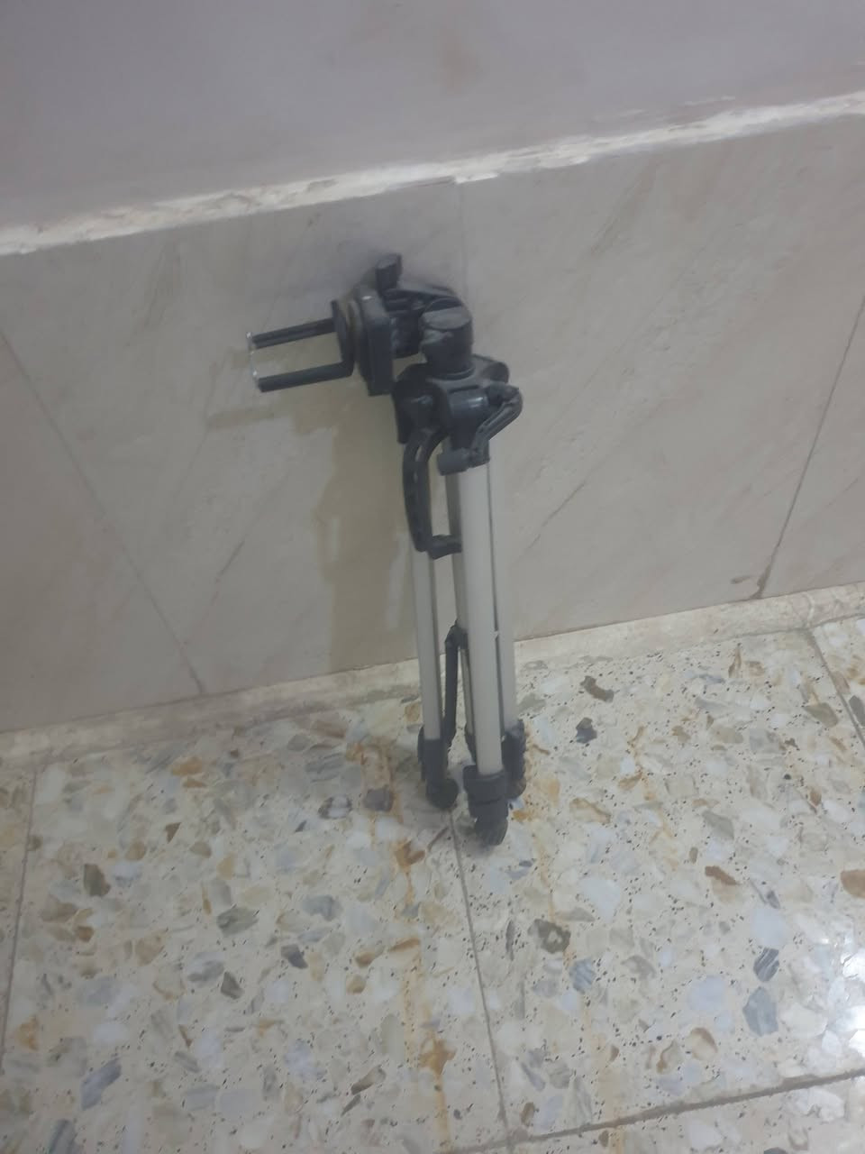 السلام عليكم 
كاميرا + ستاند + نك مايك للبيع بغداد الامين الثانيه 
***********
