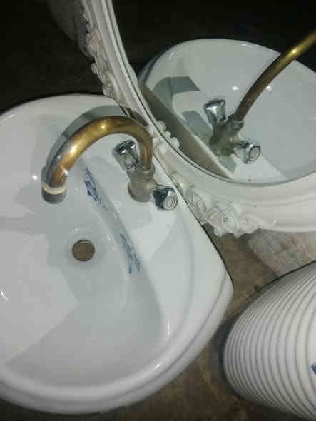 مغسله للبيع نظيفه كلش ما بيها اي عيب مع المرايا مالتها للاستفسار اتصل ع ***********
