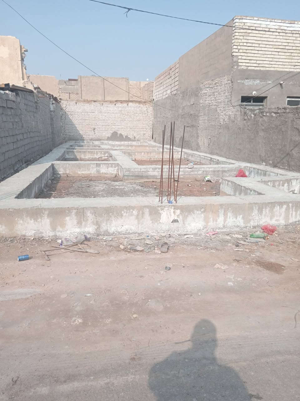 عرصه للبيع حي المكرمه منطقة 8000 المساحة 133.15  بصف الركن شارع عشرة بيها أساس واجازه بناء السعر 122 موبايل ***********
