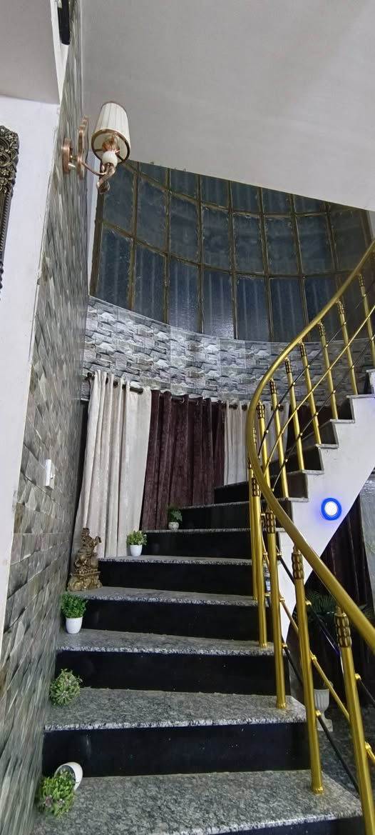 دار للبيع مساحة 200 م طابق ونصف في حي الزيتون (شارع 20)... يحتوي الدار على:
-إستقبال.
-مطبخ كبير
-صحيات عدد 2 (داخلية و خارجية). 
-صالة كبيرة عدد 2 
-غرف نوم عدد 2(4×5)
-كراج مع حديقة صغيرة
-مناور عدد 2
-سطوح عدد 2
-السعر الكلي 140 مليون مع المجال
-تدفع 123 مليون.
 ويبقى 17 مليون مطلوب اسكان (تسدد قسط شهري) 
للإستفسار التواصل أو الأتصال على الأرقام التالية: 
***********
***********
