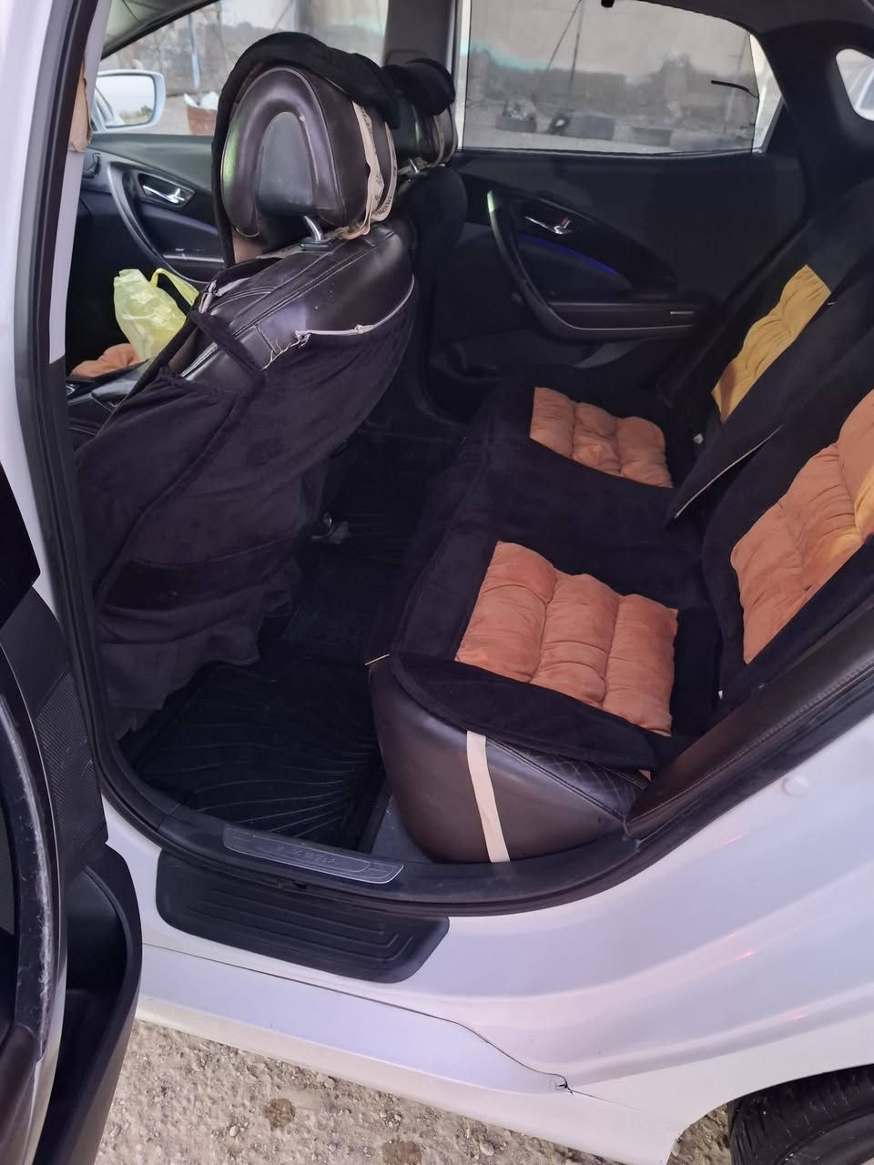 السلام عليكم 
ازيرا خليجيه موديل ٢٠١٢ للبيع فول مواصفات  رقم سليمانيه تحويل او وكاله بيها قطعتين صبغ السعر ١١٤   للاستفسار ***********
