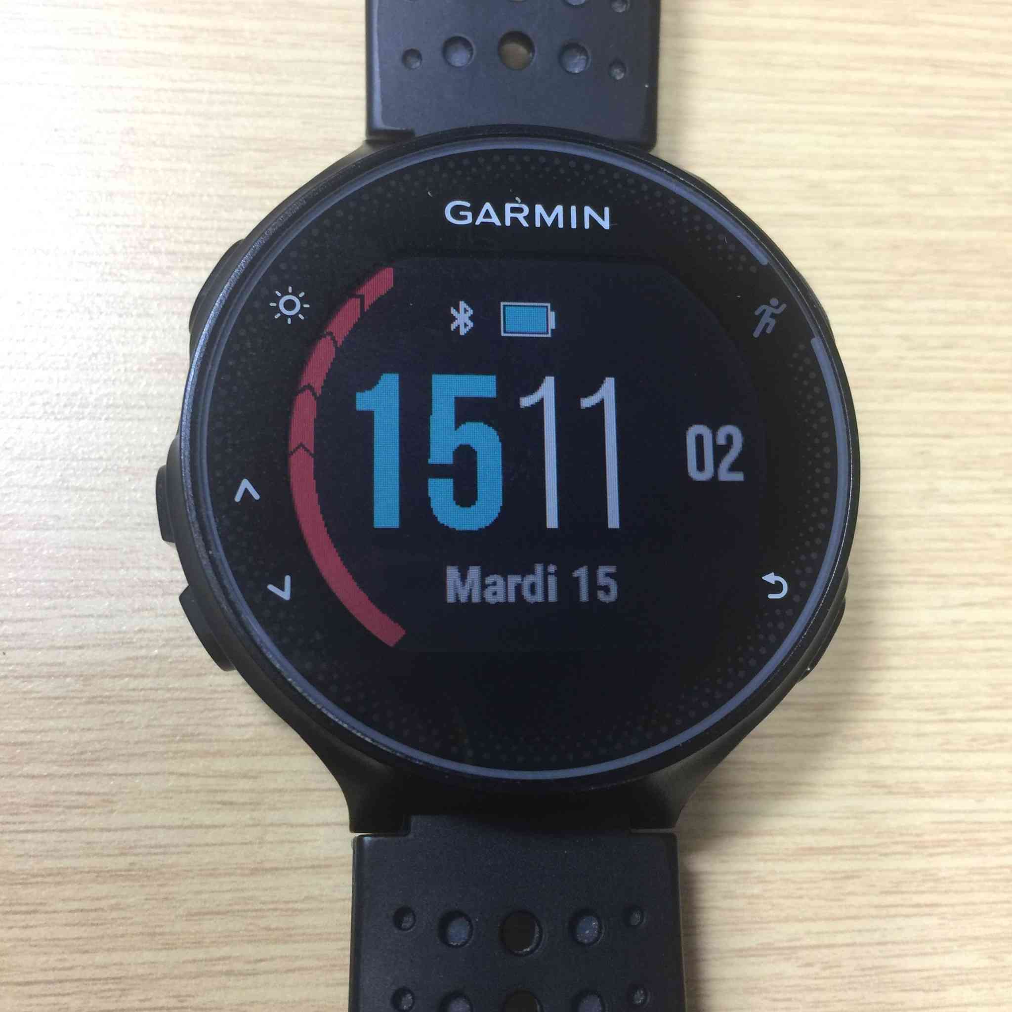 ساعة Garmin Forerunner 235 من أشهر الساعات المخصصة للجري، وتتميز بتوازن جيد بين الوزن الخفيف والميزات الرياضية المتقدمة. إليك مواصفاتها التفصيلية:
￼CNET +1
المواصفات العامة والتصميم
الأبعاد: 45 × 45 × 11.7 ملم.
الوزن: خفيفة جداً بوزن 42 جرام فقط، مما يجعلها مريحة للجري الطويل.
الشاشة: ملونة بقطر 1.23 بوصة (31.1 ملم) وبدقة 215 × 180 بكسل.
المواد: العدسة من زجاج مقوى كيميائياً، والإطار والهيكل من البوليمر المقوى بالألياف، مع حزام من السيليكون.
مقاومة الماء: تصنيف 5 ATM (تتحمل الضغط حتى عمق 50 متراً)، وهي مناسبة للسباحة والاستحمام.
￼Garmin Malaysia +4
عمر البطارية
وضع الساعة الذكية: يصل إلى 9 أيام (مع تتبع النشاط، الإشعارات، ونبض القلب من المعصم).
وضع التدريب (GPS): يصل إلى 11 ساعة.
وضع (GPS + GLONASS): يصل إلى 9 ساعات.
￼Garmin International +2
المستشعرات والتتبع الرياضي
نبض القلب (Garmin Elevate): مستشعر بصري يقيس نبض القلب من المعصم على مدار الساعة (24/7).
أنظمة تحديد المواقع: تدعم GPS و GLONASS لزيادة دقة تتبع المسافات والسرعة.
تتبع النشاط اليومي: حساب الخطوات، السعرات الحرارية، المسافة، ومراقبة جودة النوم.
ميزات متقدمة للجري: تقدير الحد الأقصى لاستهلاك الأكسجين (VO2 max)، مستشار التعافي، وتوقع زمن السباق.
￼CNET +5
الميزات الذكية والاتصال
الإشعارات: تعرض تنبيهات المكالمات، الرسائل، وتطبيقات التواصل الاجتماعي عند ربطها بالهاتف.
Connect IQ: تتيح تحميل واجهات ساعة إضافية، وتطبيقات، وحقول بيانات مخصصة.
التحكم بالموسيقى: تتيح التحكم في الموسيقى المشغلة على هاتفك الذكي.
التوافق: تعمل مع هواتف iPhone و Android عبر تطبيق
القطعه الجديد سعره 110 مع التوصيل


**إذا كنت صاحب هذا الإعلان وتريد حذفه لأي سبب، رجاءا أرسل رسالة إلى الدعم الفني**