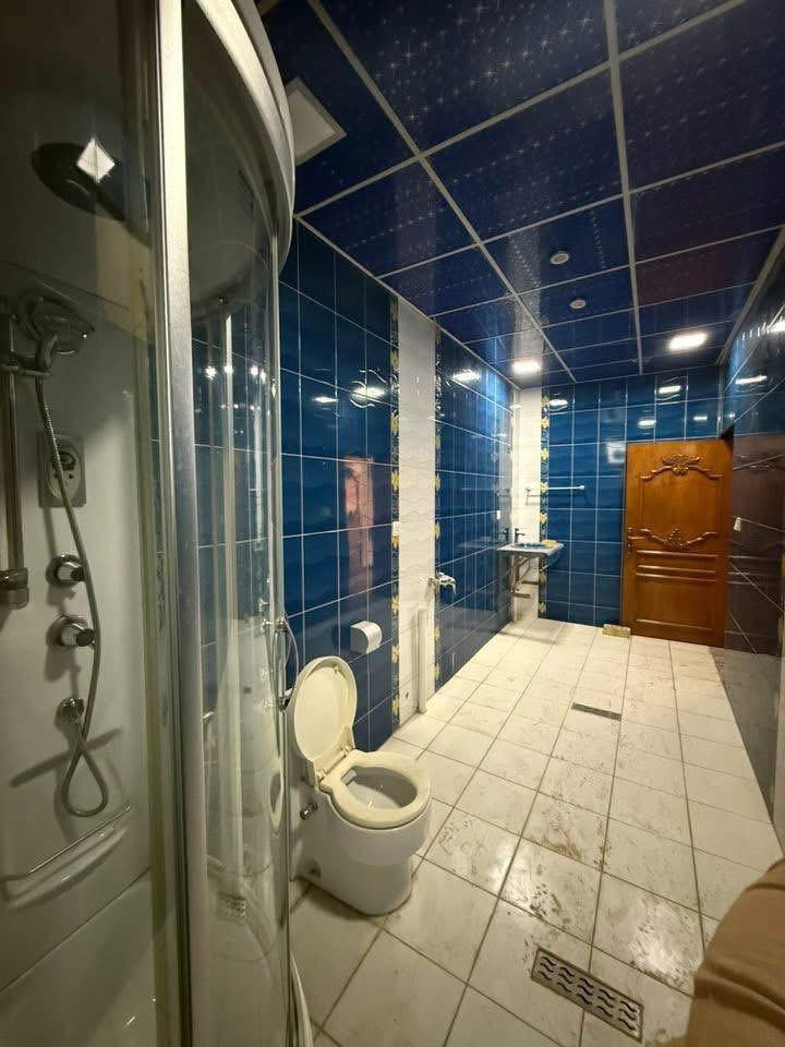 بيت حديث للايجار في كراده خارج قرب شارع العام تفاصيل ٥ غرف نوم وصاله عدد ٣ وصحيات ٣ وشلال داخلي ومخزن كبير وكراج مساحه العقار ٢٥٠ متر سعر الايجار ٣٠ ورقه للاستفسار ***********
