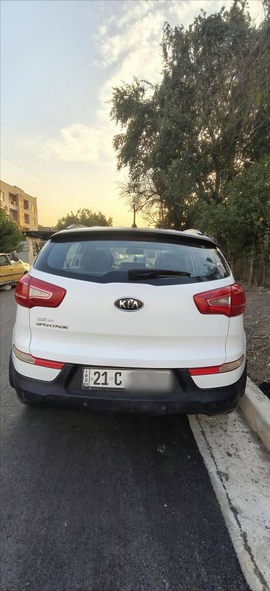 كيا سبورتج موديل 2012  خليجية
محرك 2000 دوش والگير مكفول ممفتوحات ابد
بيها فقط باب خلف السائق مصبوغ بدون دواخل 
باقي السيارة كفالة من الصبغ والتبديل 
حدادية جديدة 
تبريد وتدفئة جديدة 
كشن كهرباء و كورس مثبت سرعة 
مري شفط واشاير كذلك 
كامرة خلفية شاشة 
ماشية 147 كيلو 
مكان السيارة بغداد شارع فلسطين 
سعرها 139 
الاتصال فقط غير متواجد على الانترنت 
***********
