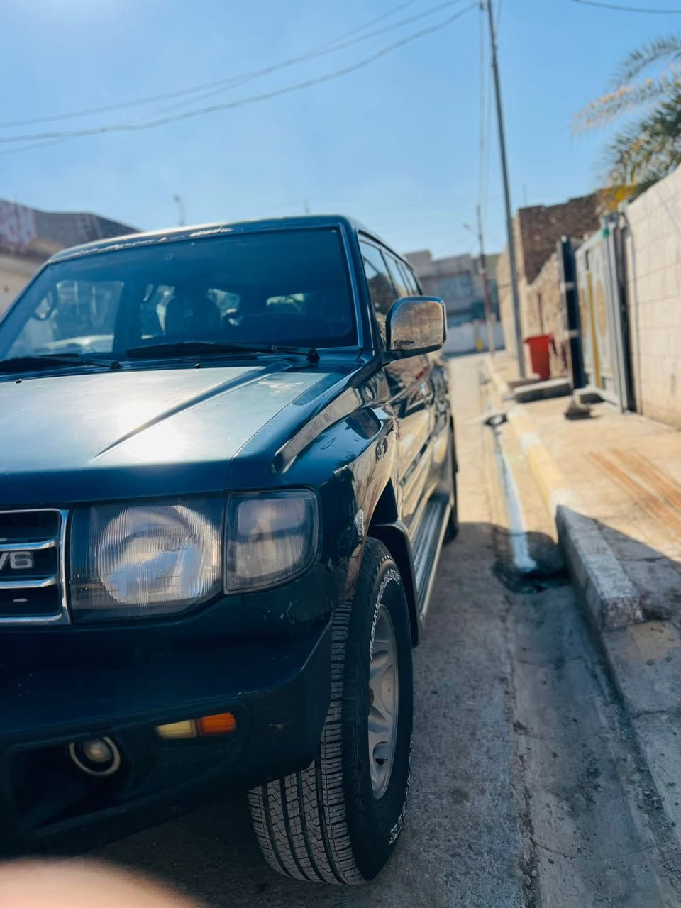 سلام عليكم باجيرو 2000 رقم اربيل بدون صبغ بلاديه محرك 6 سلندر تبريد  خلفي وامامي تخم تيرات باتري جديد دوشمه جلد وقماش كل نقص مابيها سعر 70 بسمي كبل تحويل تريد وكاله مكان ديالى ***********
