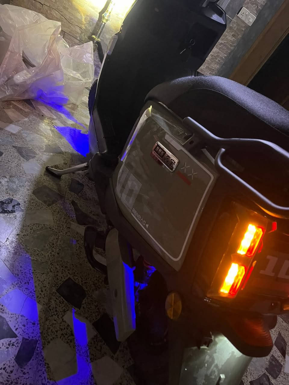 دراجه صاعقه للبيع الدراجه نقصها بس جاملغ امامي سعره 15 ألف وبيها كسر بالكفر الكدام امصلح وما مبين بطارياتها 6 مسطره جديدات بيها نضام R ونضام P  ونضام USP تشحن جهازك منها ومثبت سرعه وشاشه اعطال استاند تعليق و استاند جانبي لايتات عالي ناصي أربع سرع وبيها دكمه ال TSC تنطيك سرعه إضافيه سرعتها 85 تمشيك 80 كيلو حقيقي سعر 600 وبيها مجال 
عنوان بغداد البلديات شارع المصرف 
***********
