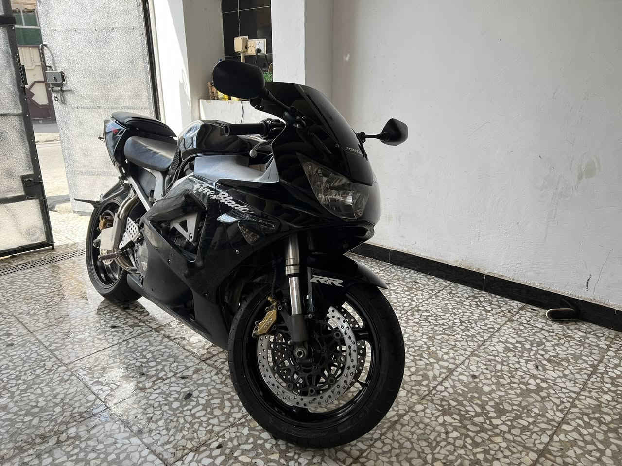 السلام عليكم  للبيع مستعجل ع بيعتها CBR 929 RR 
موديل 2004 الدراجة عليها تعديل صالنصة RR وارد الماني 
الدراجة خير من الله شلعة معدل عوزهة ترتيبات بسيطة كلش   فصلة بيهة رعب سعر مناسب شراي تفضل خاص اتصل ع رقمي *********** لتعبني فد اروحلك ولتواعدني وتخلف وياي سعر جوة فلوسها بنسبة نضافتها جيب وياك فيتر وتعال كفالة 18 وبيها مجال مكاني بغداد الحرية
