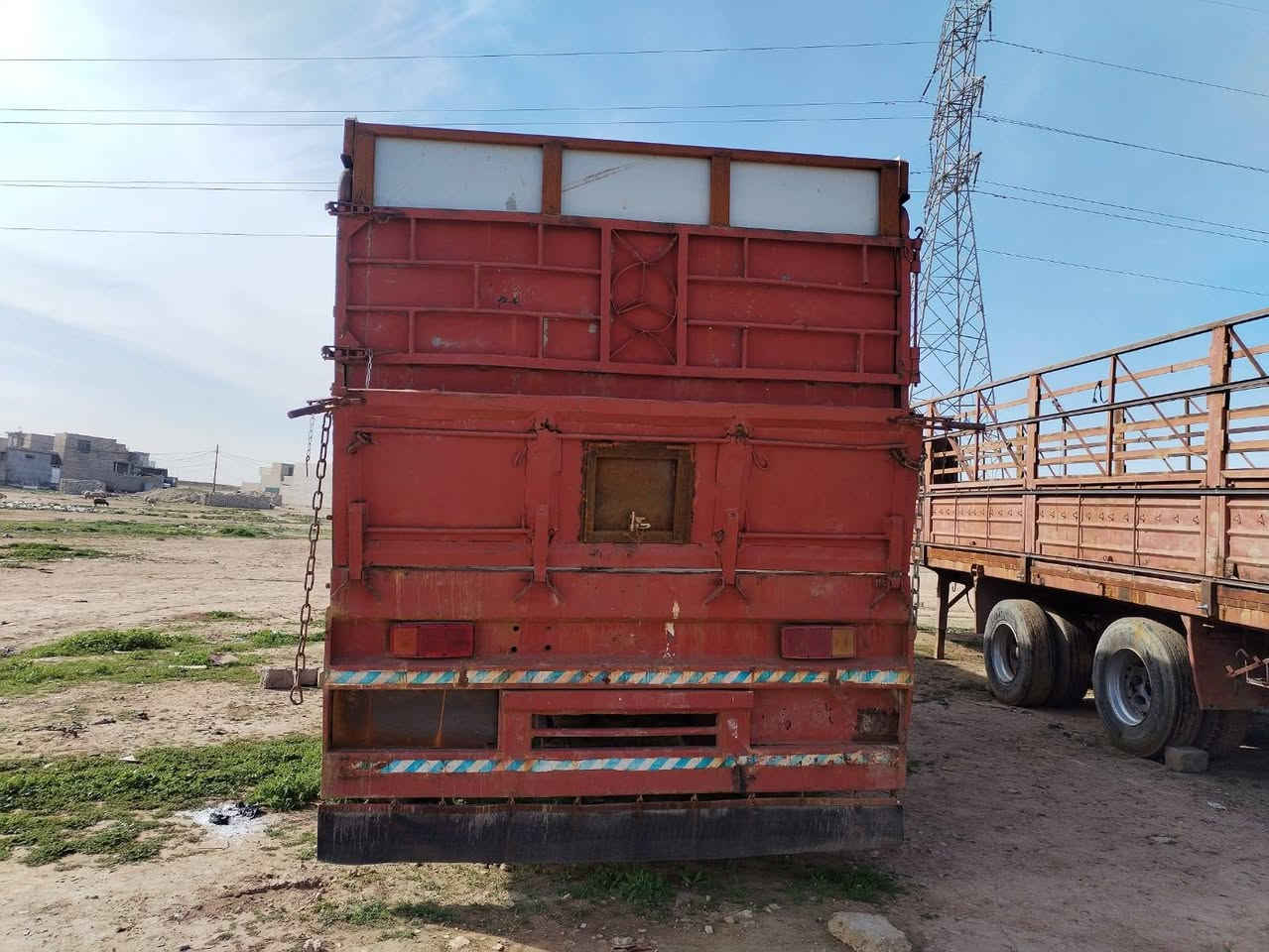 عربانه الطول 12و 10 العرض مترين 45 الرتفاع 190 شاصي محلي ثلث دناكير سكانيا السعر 60 وبيها مجال  العنوان موصل جانب اليمن *********** / *********** / ***********
