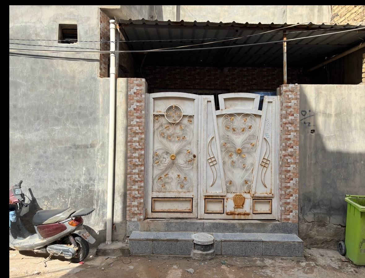 السلام عليكم 

بيت للبيع في كربلاء المقدسة 🏴
زراعي بستنة قرار 25 طابق ونص 

‎يتكون من : استقبال مع غرفتين نوم غرفة في الطابق الاول وغرفة في الطابق الثاني وصالة ومطبخ وصحيات ومخزن.

مساحة وواجهه البيت :  8.5*11.5 
100 متر

بناء البيت طابوك والارضية جرانيت

الموقع : كربلاء طريق الحر فرع ابو الدهن يبعد عن الشارع العام 600 متر (طريق الكوسترات الى الامام) ويبعد عن مرقد الحر كيلو ونص

السعر : 75 وبيه مجال بسيط

للاستفسار الاتصال على :  
***********
لقد أرسلت
