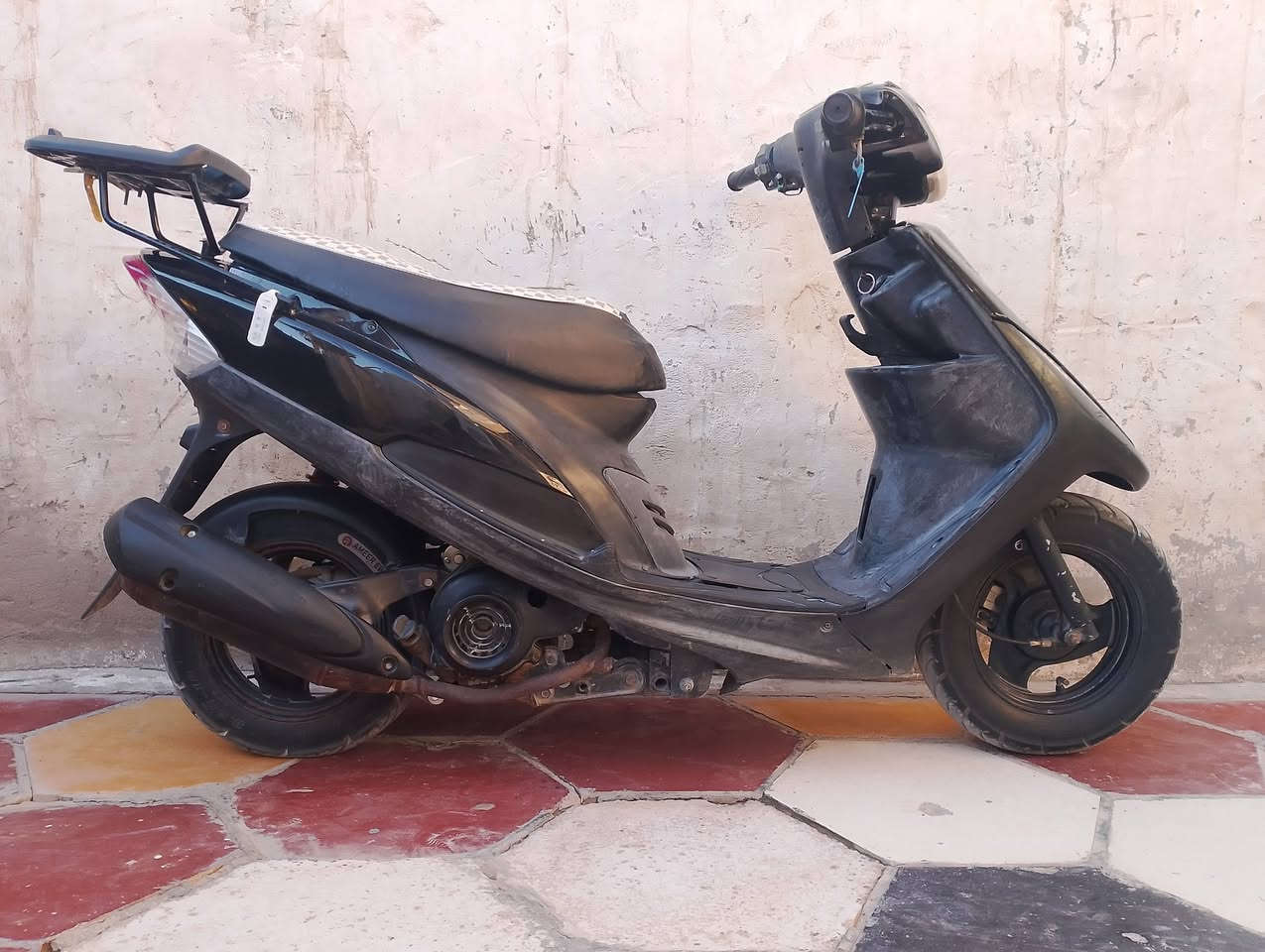 السلام عليكم
ماكس عدله نظافه مثل ماواضح بالصور 
سلف فقط يحتاجلها باتري امانه الله 
مفتوحه جفتتها قبل سبوع درجه اولى امانه الله 
نقصها فقط باتري ويده بريك امامي وستنده ثنائيه فقط 
سعرها 400 الف مجالها كلش قليل مو سعرها 
مكاني بابل حله
***********
