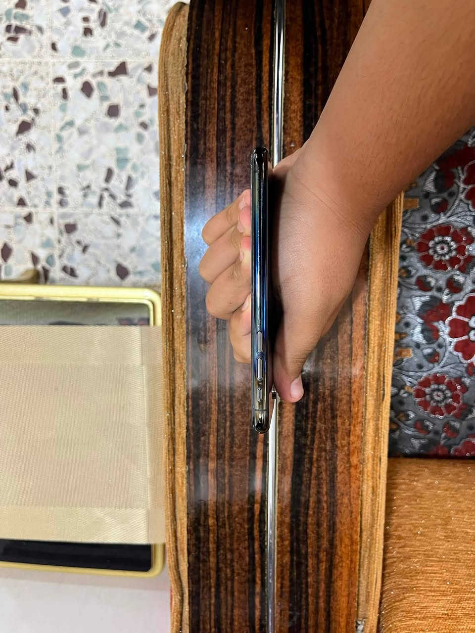 السلام عليكم ايفون xs الجهاز شرط ابلادي ما مفتوح وتر بروف كلو شغال الذاكره ٦٤ البطاري ٧٧ شرط ما امبدله الشاصي نيضف جلخه ما بي بس بي طبع بل شاصي  سعر الجهاز ٢٤٠ وبي مجال حك جيتك وتدللون رقم عل وتساب ***********
