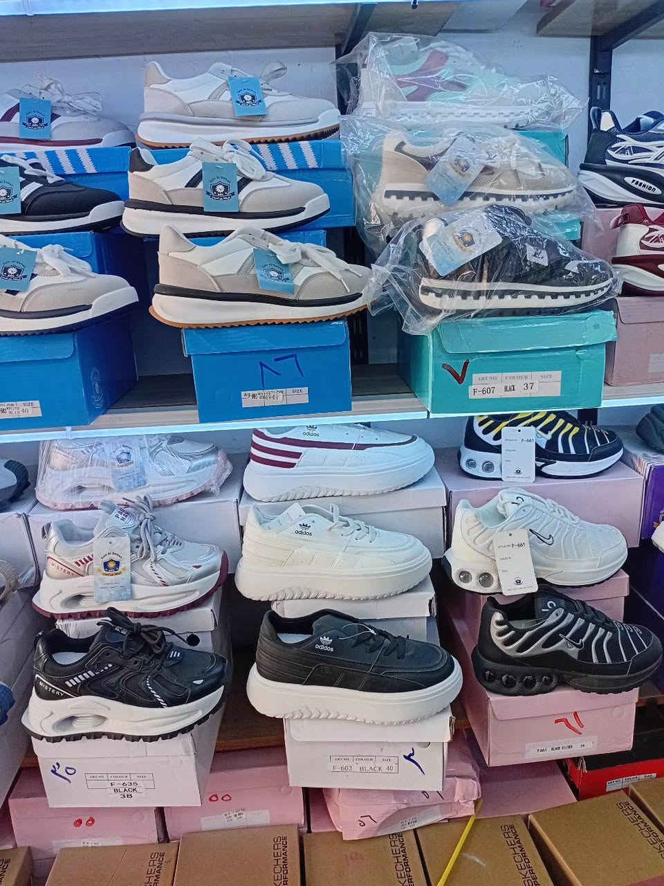 عندي شلعة 900 قطعة اغلبهن يشتغل شبابي نسائي قياسات من 36 الى 41 والقطع كلها ماركات والكتاب مبين من عنوانه القطعة على 8 ونص مكاني بغداد حي اور لتفاصيل اكثر الاتصال على ***********
