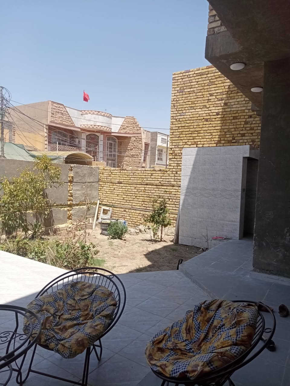 على بركة الله 
دار للبيع  طابو زراعي سند 25. حله ورديه خارج قرب جامع العكام.  بناء حديث المساحه 250.   ثاني قطعه عن شارع العام السعر خاص 
مكتب فيوضات الرحمن 

***********
