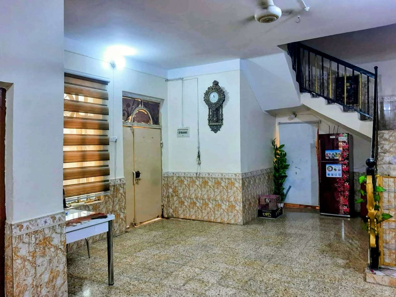 بيت للبيع مساحته١٧٥ ركن بحي الصدرين الثاني  قرب اسواق سيد نهار رقم الهاتف  ***********
