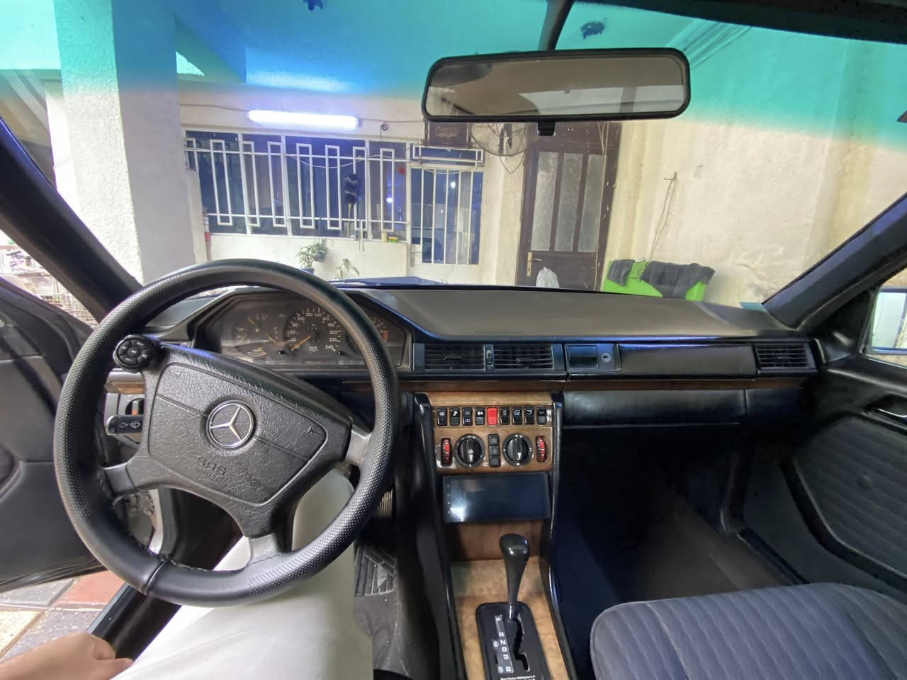 سلام عليكم
جمعة مباركة انشالله 
سيارة مارسدس دب ( بيبي شبح ) 320 مديل 90 
للبيع كاملة و جاهزة من كل شي مال جناي عل فحص 
السيارة مصبوغه عام 
كل شي بيها شغال عدا البردات 
نقصها بردات فقط 
باتري جديد ، تايرات جديد ، منظومة تبريد و تدفئة كاملة و جاهزة ، تانكي بانزين 90 لتر ، سلايد روف ، abs ، جام كهرباء ، مرايه وحدة كهرباء الثانيه يدوي بلادي هيج 
السيارة ادامة عليها كاملة مع شرط الفحص و بالخير عل ياخذها 
السعر 98 و بيها مجال للشراي
***********
