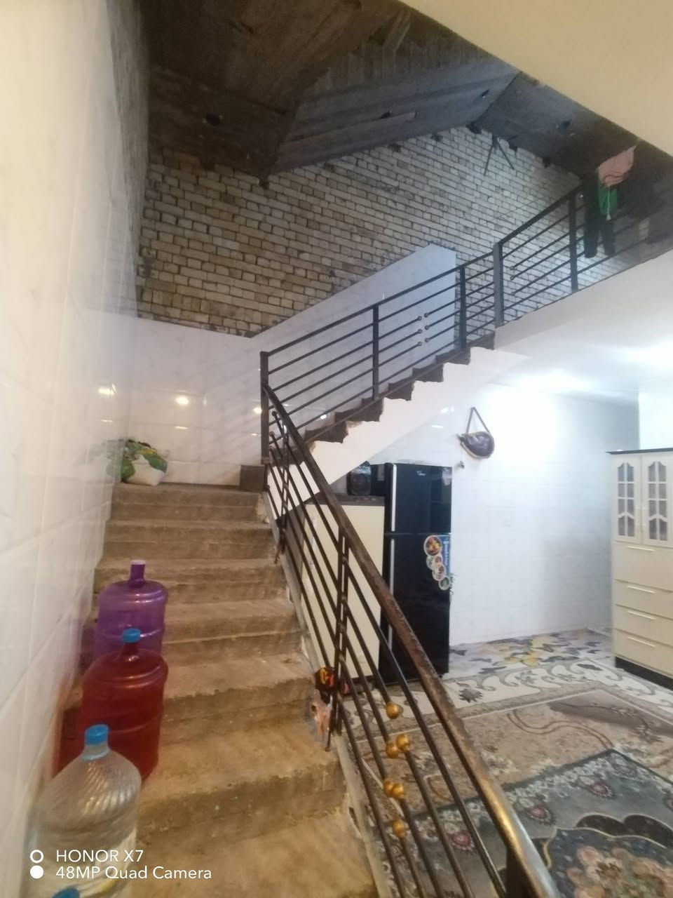 بسم الله الرحمن الرحيم
السلام عليكم بيت للبيع زراعي قرار 25 في منطقة البلديات الضباط الثانيه (خلف المحطة الصفراء) مساحة 100 م طابق ونص  يتكون من طرمه واستقبال وممر وآصاله وحمام ومطبخ وغرفة نوم الطابق الثاني غرفه وحمام وبيتونه والمنطقه خدامات كامله وخير من الله المنطقه هدوء وجيران ناس طيبه السعر 125 وبي  مجال اتصال على الرقم ***********
