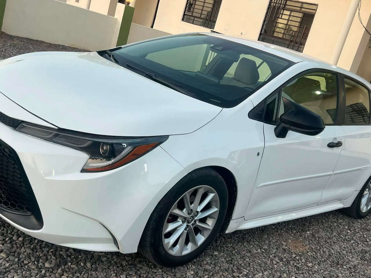 كورلا موديل عشرين هايبرد محرك 1800ليهاقطعتين رش وتلاثه تبديل بدون دواخل وبيها بين البابين رش بصيط***********
