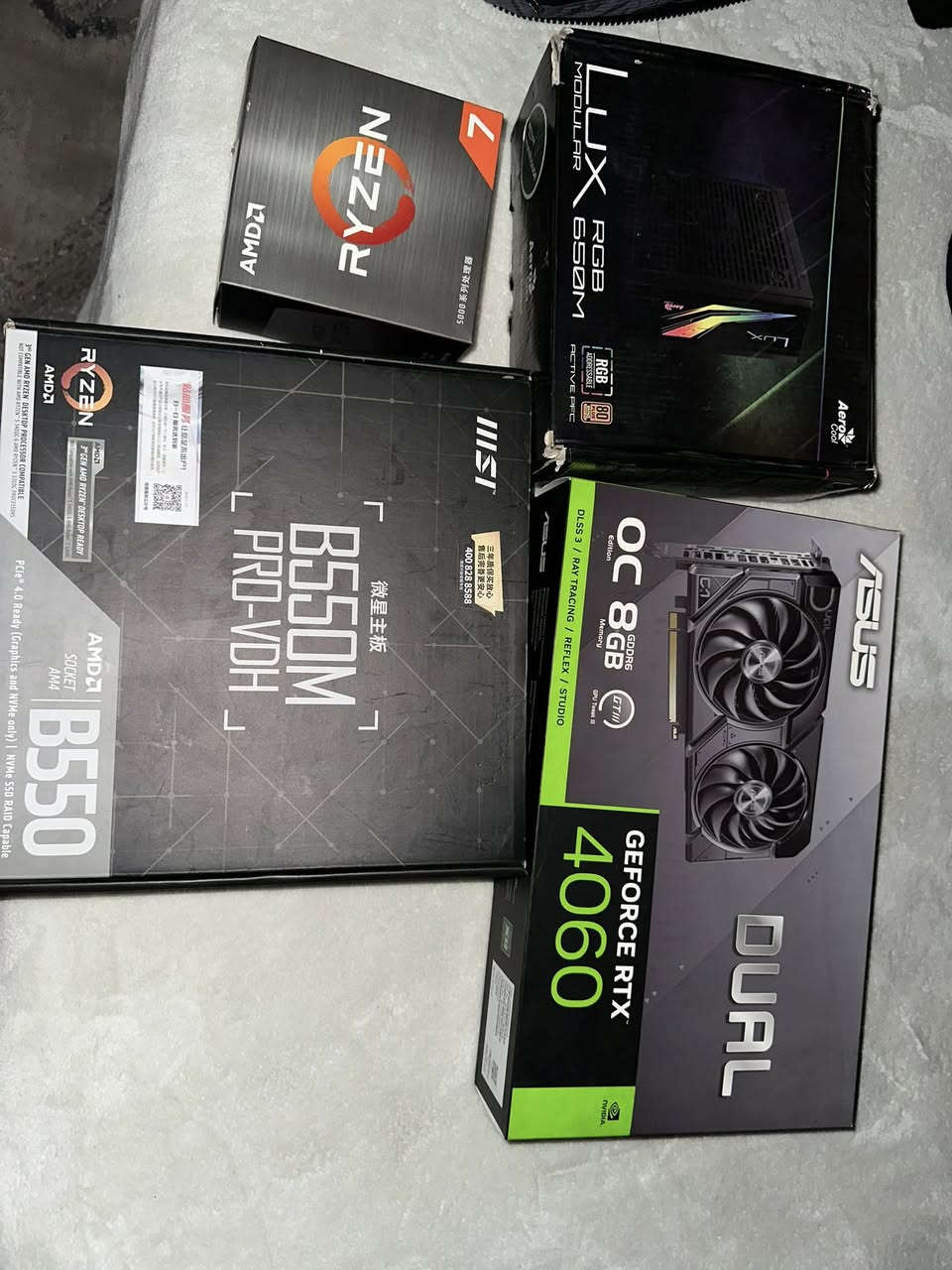 السلام عليكم  حاسبه لبيع
حاسبه جديده وكل القطع الكراتين مالتهن موجوده مصارلي هواي من اشتريته معروفه المواصفات اتشغل كل الالعاب على اعلى اعدادات 
المعالج 
R7 5700x
البورد
B550m msi 
الرامات
Ram 32gb 16*2  3200mhz
الهارد
M.2-256gb 
Hdd-1t
الكيس 
case mass m08

الكرت 
Rtx 4060 8gb asus
البورسبلاي
Psu 700w
العنوان:الدوره 
للتواصل ***********
للسعر 1150
