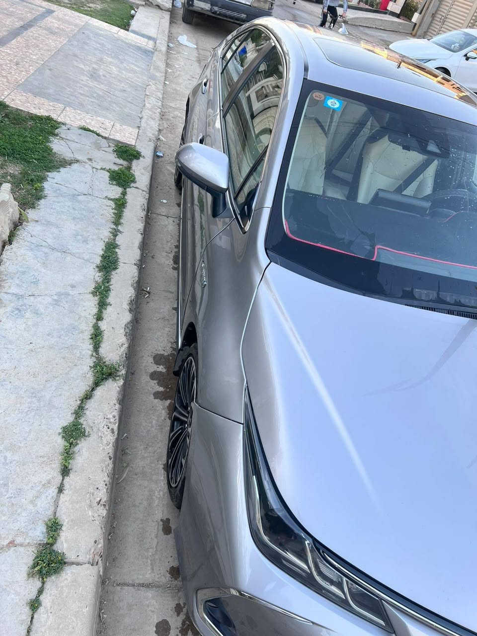 السلام عليكم كورلا هايبرد  موديل ٢٢ وراد أمريكي سياره سونارها موجود بالصور بيها قطع كلير مو صبغ رقم بغداد مكانها بغداد العامريه لاتصال ***********
