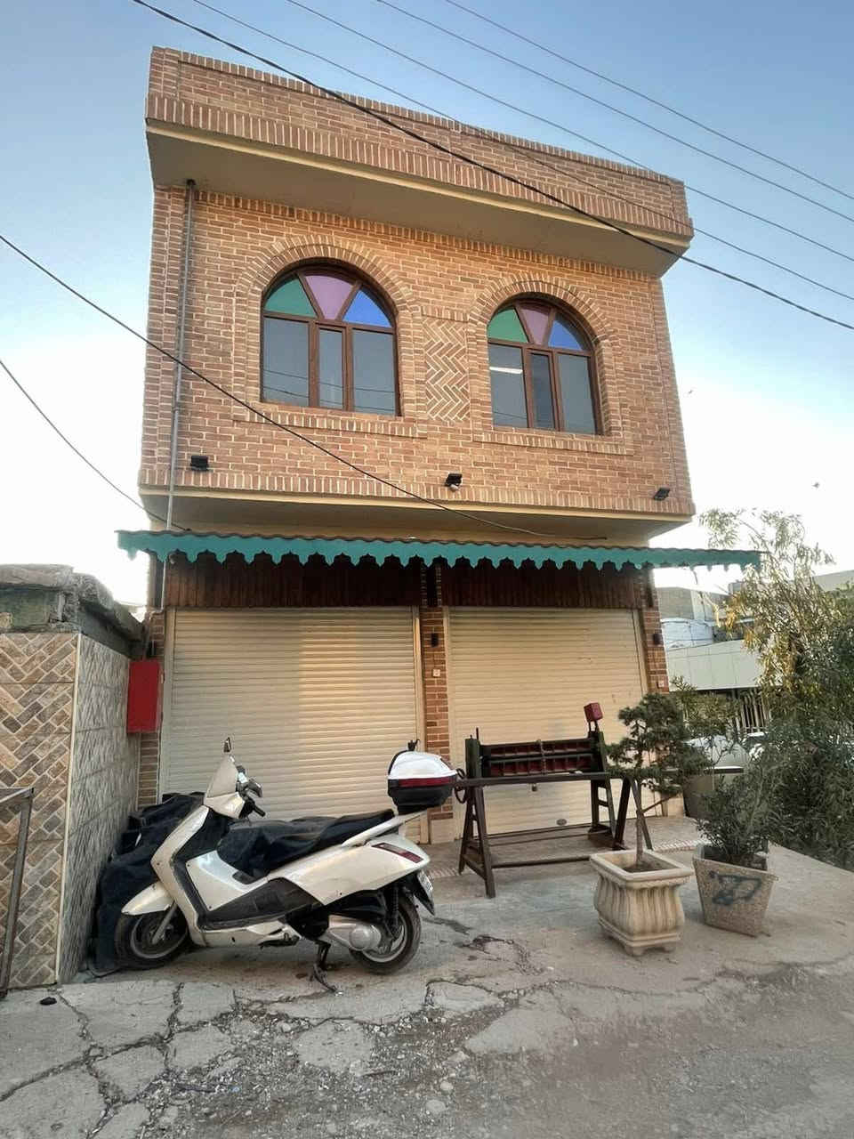 سەرەتا بەناوی خوا

ئەم دوو دوکانەمان هەیە بۆ فڕۆشتن

بە تاپۆ 

دوکانەکان80مەترە

قاتی سەرەوەشیان 

هەردوکانە و لەناو خۆیەوە سەر ئەکەویت بۆ سەرەوە 

دەڕابەی کارەبایە

کامل کاشیە ناو دوکانەکان تا سەقف

جبسن بۆردە

تەوالێت و حەمامی تیایە

هەردوکی کرێی تیایە 

چۆڵ نیە  

شوێن سلێمانی

مەزادخانەکەی سەرەوە 

بۆ سعر نامە بنێرن یان تەلەفون بکەن

Zh.***********
