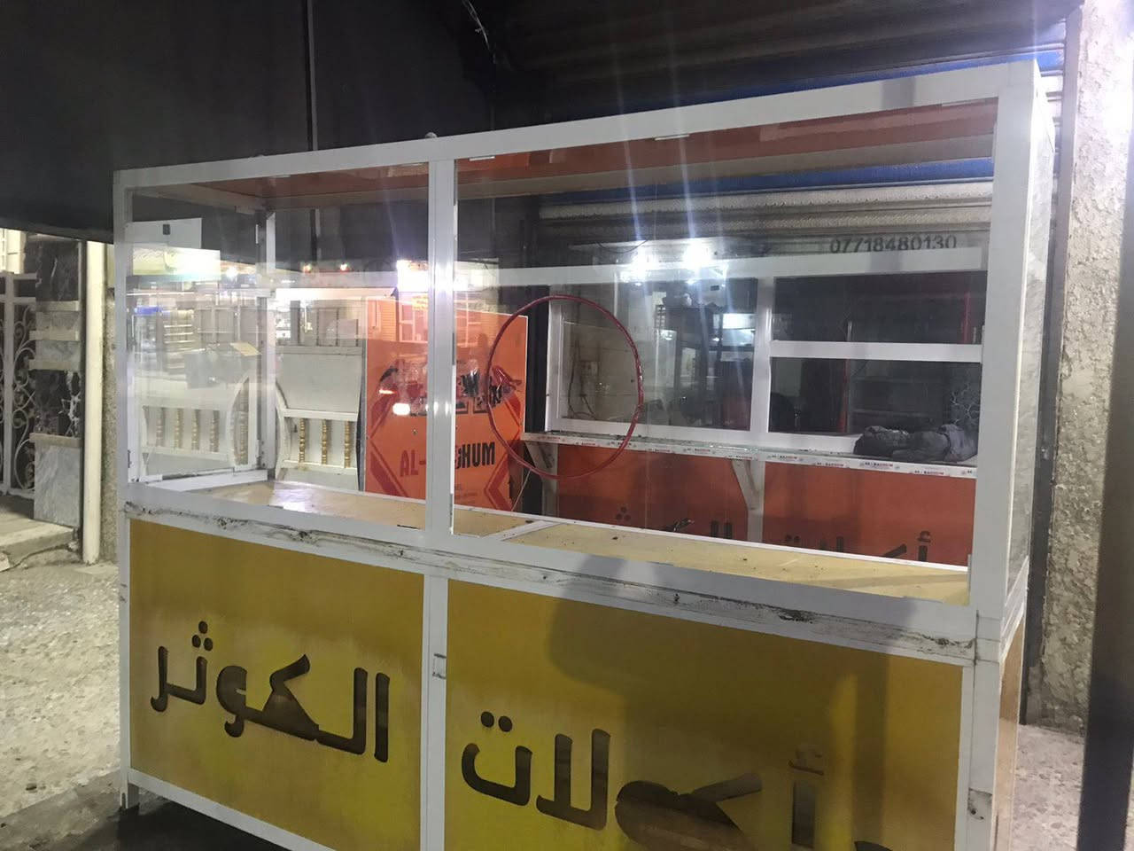 فاترينة للبيع نضيفة 
سعرها 250
مكانها الشعب 
***********
