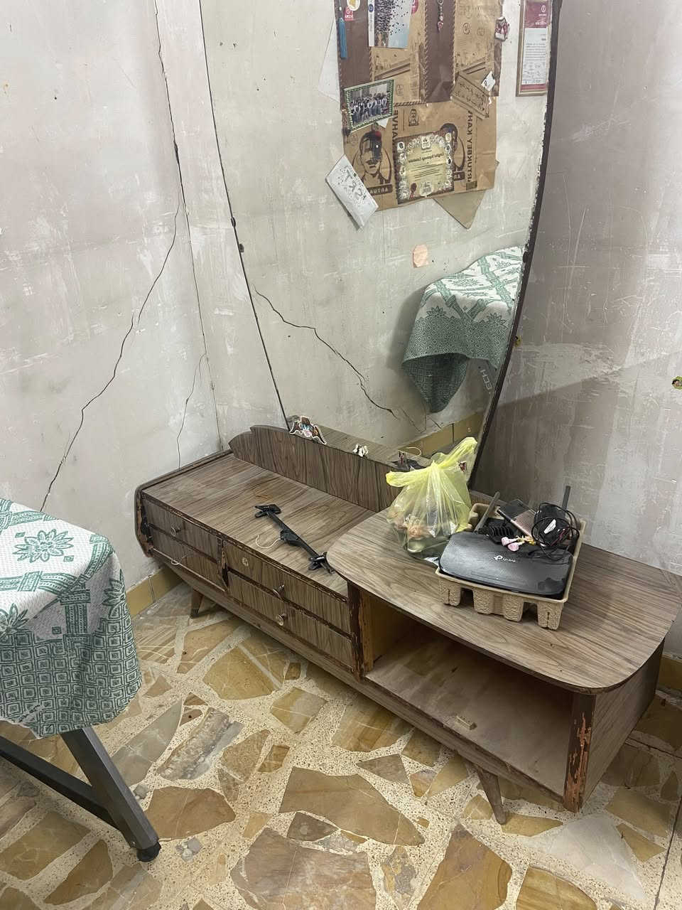 كنتور وميز تواليت ويوفية الي يحتاجهم يجي ياخذهم بالعافية عليه اتصال ماسنجر او ***********
