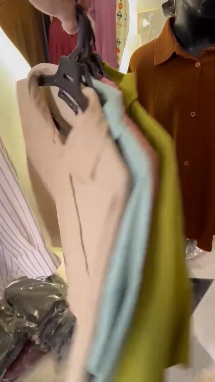 يا جماعة البلوزة دي فيها قبول مش طبيعي 🥹💕
ستايلها كيوت كده ويخلي أي بنت لابساها قمر  😍
خفيفة ومريحة وألوانها تفتح النفس بجد 🌸💃

وتلبسيها على جينز؟ تحفة 👌
على جيبة؟ دلع 😏🔥
يعني 
قطعة هتعيشي بيها الصيف كله 😂☀️
وفي  الأسعار مفاجآت حلوة زي الجمال ده 💥💕
الحقّي قبل ما البنات تخلصها 😭🛍️
#بلوزه_تجنن 😍
#دلع_بناتي 💕
#سبلاش_ستايل 💃


**إذا كنت صاحب هذا الإعلان وتريد حذفه لأي سبب، رجاءا أرسل رسالة إلى الدعم الفني**