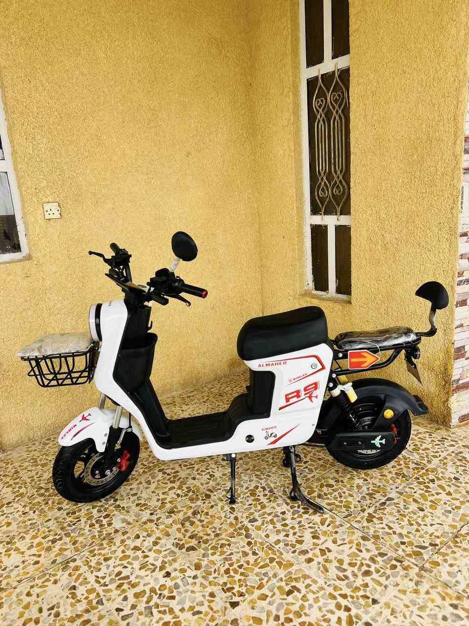 ‏ دراجه R9
‏موديل 2025

￼ خمس بطاريات 

‏دراجة نظيفة 

‏دراجة ما ماشية هواية بس على كد مسواك البيت

‏السعر 400 وبيها مجال دراجة نظيفة بس مجبور أبيعها 

‏عنوان صلاح الدين ناحية يثرب قرب جامع مزدلفة 

‏الرقم *********** ￼￼￼.
