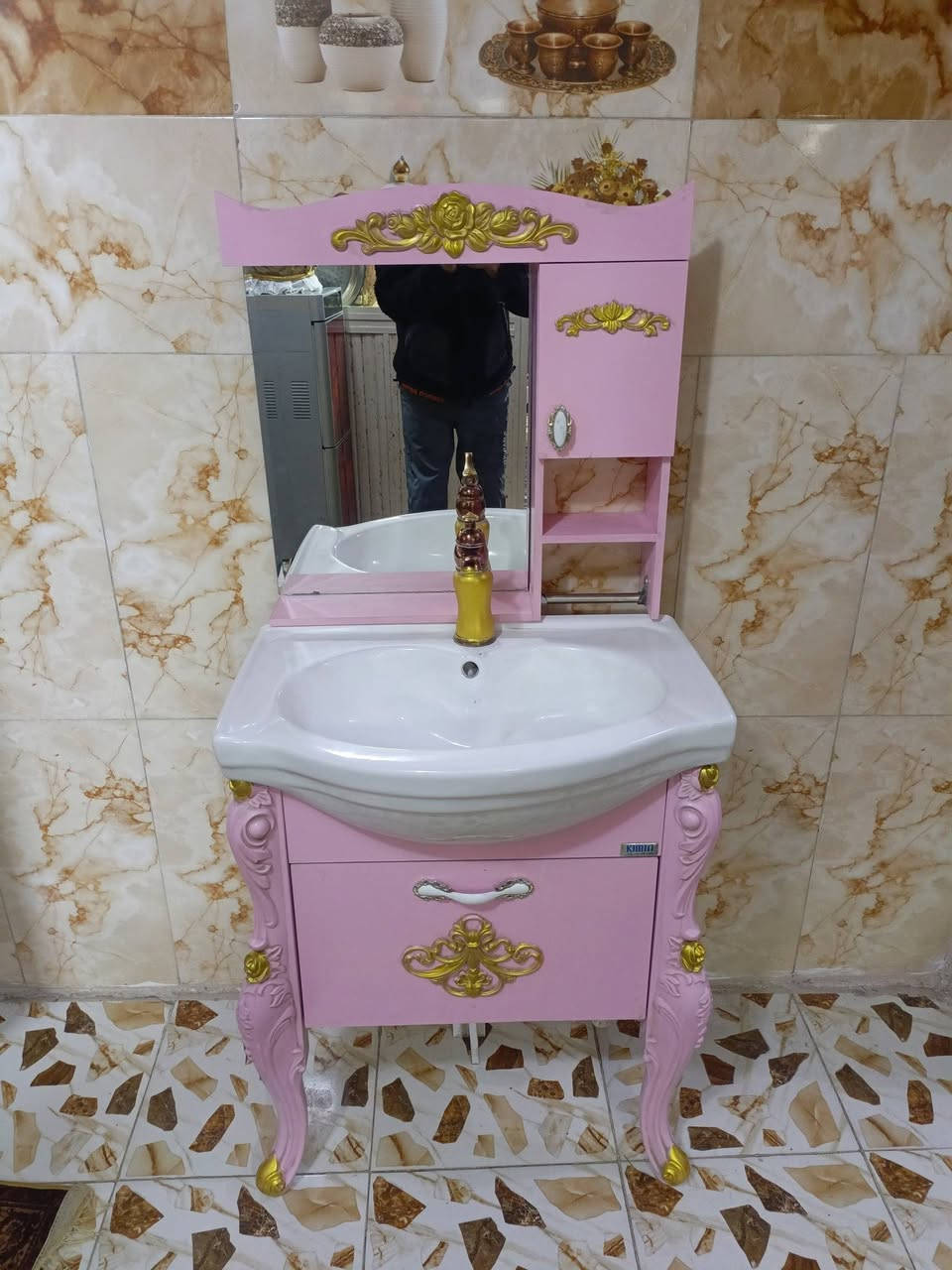 للبيع مغسله رئاسيه كامله مع المرايه والرفوف السعر 65 ***********
