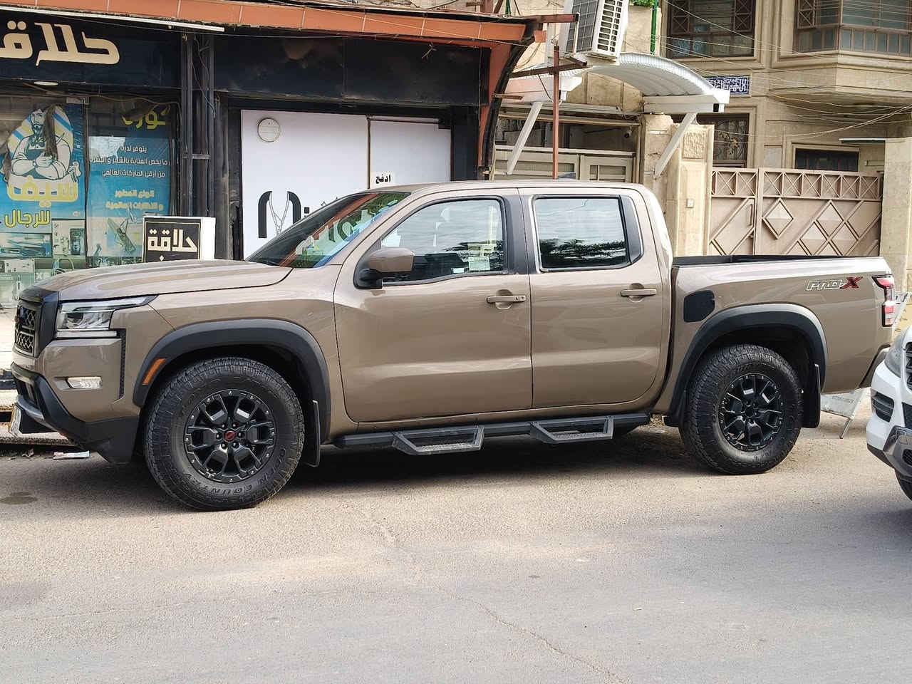 نيسان فرونتيرا (pro x) 2023 وارد امريكي باب طويل بدي قصير (المرغوب)
فول مواصفات 
- حجم المحرك V6 3800  
- 9 نمر
- كشنات جلد 
- تدفئة (كشنات +ستيرن)
- تبريد عالي الكفاءة (تبريد سريع)
- رادار امامي وخلفي + رادار جانبي (نفطة عمياء)
- حساس خلفي Auto break (توقف ذاتي)
- كامرات محيطية عدد 4
- فتحة سقف 
-تحكمات ستيرن جهتين 
- تايرات جبلية 
- دواسات صعود على جانبي السيارة 
- دفع خلفي 2WD
- شاشة كبيرة 
- كرسي السايق كهرباء
- ويل كاب
-حساس اطارات 
- وبيه هواااي مواصفات المعروفة بال pro x
- سبير جديد غير مستخدم
- ماشية ( km 41670)  قابلة للزيادة رقم اربيل 
- الهزة بعده ممنتهية
- افول فقط بانزين محسن والدهن يم مركز الحسام 
- حادثة جانبي باب السايق ومصلحة بالأمارات والباب الخلفية امبدلة جديد ومصبوغة والايرباك فقط البردرة طاك 
- السيارة كلش نظيفة واقتصادية بالبانزين واني حيل مداريه وصراحة لولا عندي بناء ماابيعه لان اني جناي مو ابيع واشتري بالسيارات والف عافية للياخذة 
- السعر 265 ورقة بيه مجال بسيط حق الجية وبيك خير وتدلل
- غير متواجد بالفيس فقط اتصال وهذا رقمي ***********
- رجاءا رجاءا رجاءا ابيع فقط للجاد وشرط التحول  بعد البيع لان مااحب اطول بالتحويل ابد
