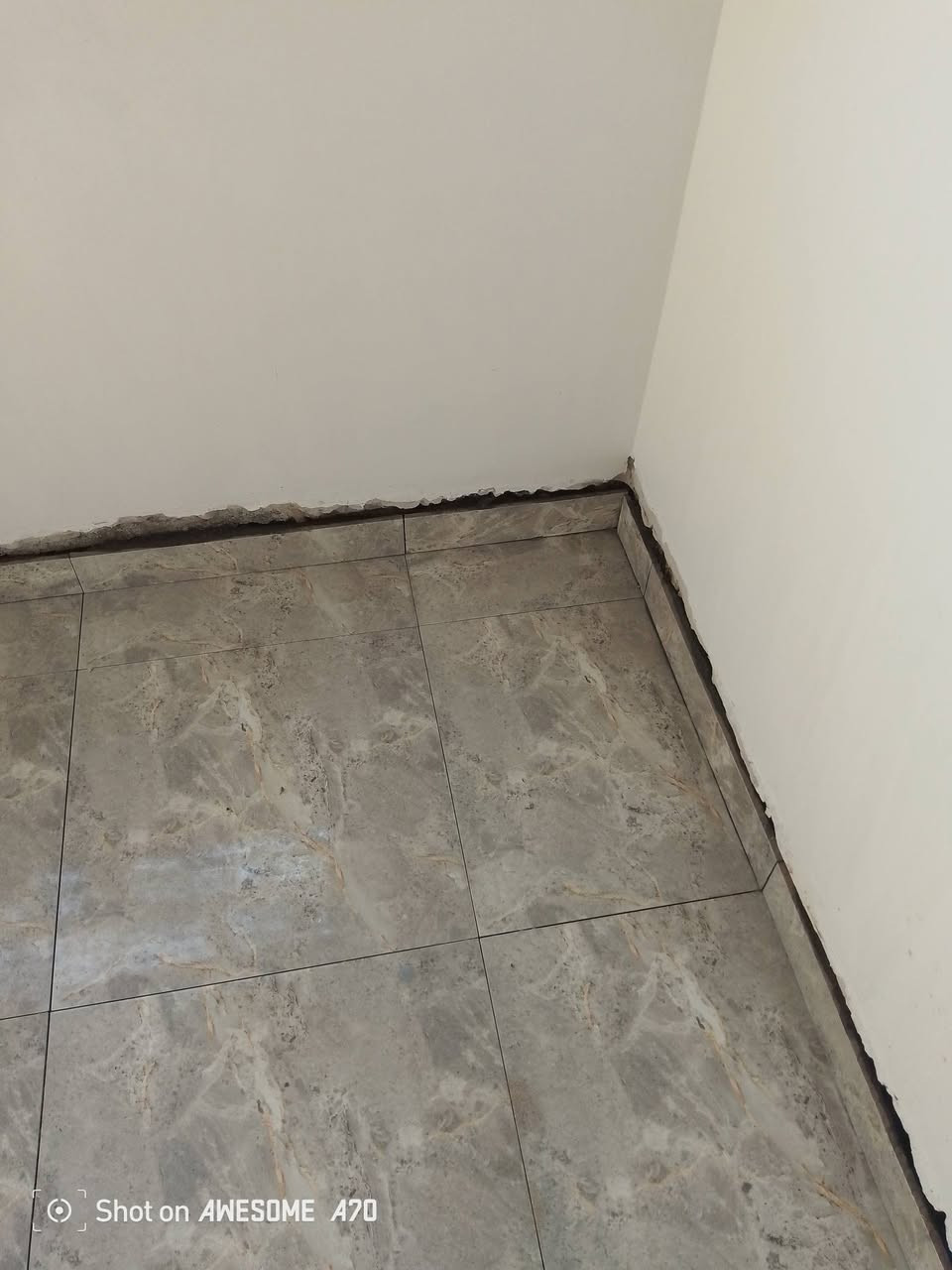 سلام عليكم خوان جاهزين الي عمل سيراميك ومرمر بل ماده والخبط ولي عمل سكريت وتصفير جدران بل سمنت شغل ليزر درجه فول *********** ***********
