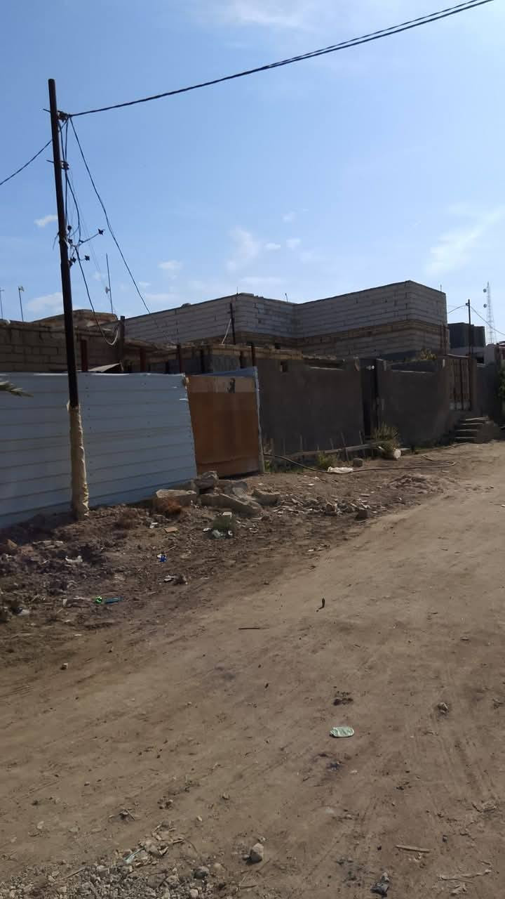 بيت مساحة 400 متر مربع واجهه 20 نزال 20
موقع البيت في الجزيرة الاولى  ركن على شارعين العكيكه كرمه 
 مع مشتمل مساحته 170. تابعه للبيت. باقي التفاصيل المراسله خاص او الاتصال 

***********. وات ساب متوفر
