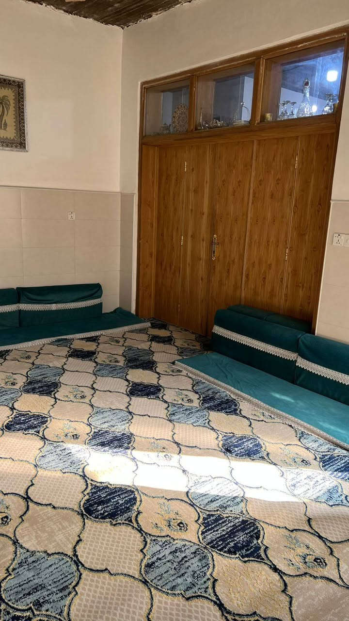 سلام عليكم الدار للبيع موقع النجف طاقة جزيرة خلف مجمع عقيل علوية بيت مساحة110مربع(10×11) 
البيت طابقين بنيان حديث 2023
الطابق لاول :
مكون من غرفة و صالة و  مطبخ و استقبال و حمام و منور (مطبخ حار)

الطابق الثاني:
مكون من ثلاث غرف و سطح و حمام و صالة 
لاستفسار لاتصال على ***********
