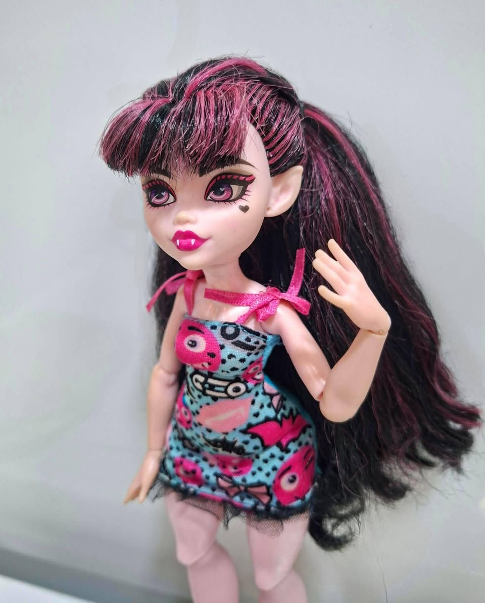 مونستر هاي ^داركيولا^ - Monster High
جيل ثالث من نسخة (Ball Party) 
شعرها طويل و ناعم
متوفرة للبيع


**إذا كنت صاحب هذا الإعلان وتريد حذفه لأي سبب، رجاءا أرسل رسالة إلى الدعم الفني**