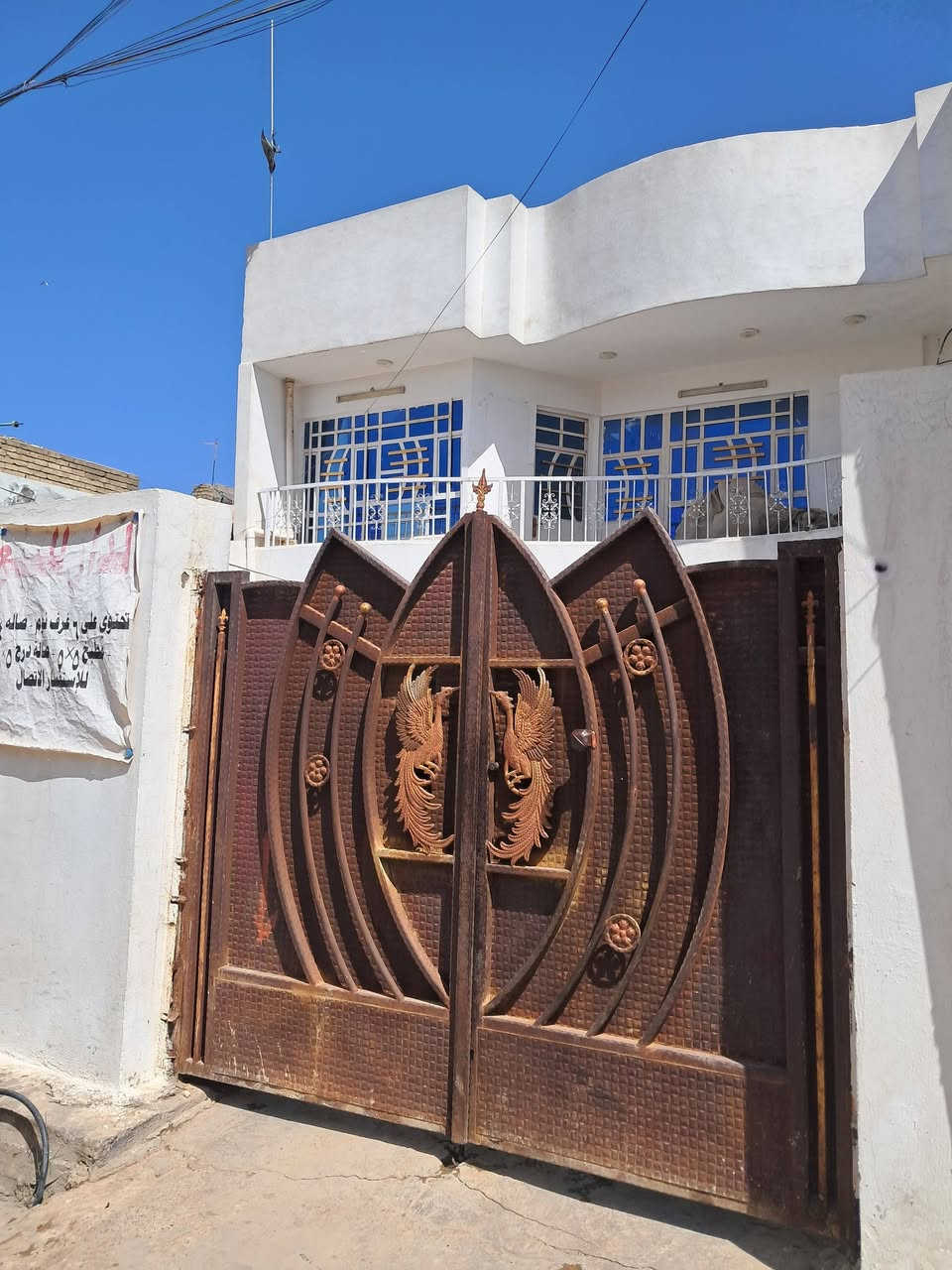 سلام عليكم بيت للبيع  بغداد المعامل بستان سامي مقابل رضاء عويد شارع الصيدليه مساحه 250م خدمات كامله بيت قاطين بيه ستقبال +مطبخ + 6غرف نوم  مابي كل نقص   》الاستفسار اتصل *********** ابو عدي الدراجي
