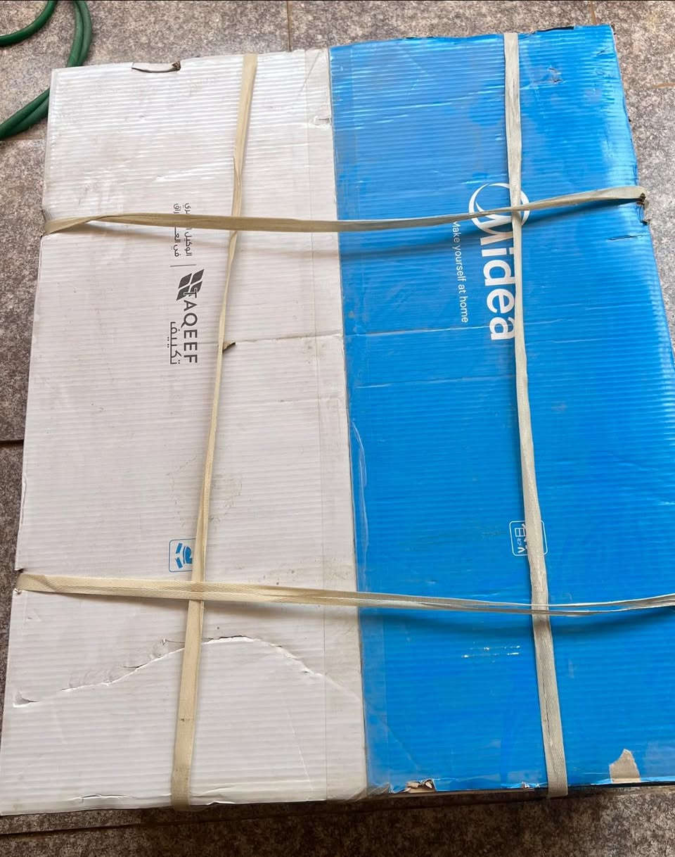 السلام عليكم شباب، عندي مكيف ميديا (Midea) حجم 2 طن للبيع، الجهاز مستخدم اقل من اسبوع 
أبرز المواصفات والميزات: 
• تكنولوجيا الإنفيرتر (Inverter): اقتصادي جداً في استهلاك الطاقة . 
• التحكم بالأمبير (Amppage Control): يشتغل على سحب أمبيرية منخفضة ومستقرة (تقدر تخليه يسحب حوالي 4 أمبير أو حسب رغبتك) يعني يشتغل ويه المولد براحة بدون مشاكل.
• كمبريسور T3 الاستوائي: مصمم خصيصاً للأجواء الحارة ويتحمل درجات الحرارة العالية بدون ما يفصل، وتبريده ما شاء الله ثلج.
• المكيف لا يزال راكباً في الغرفة ولم تقم بفكه بعد، وتقدر تجي وتفحصه وهو شغال وتشوف برودته بنفسك قبل ما 
تفكه 
• وصل الضمان موجود الجهاز تحت الضمان 
سعر الشراء في موقع تكييف والمحلات 690 الف 
السعر المطلوب بسبب الاستخدام مدة اسبوع 560 الف 
لتواصل واتس اب ***********
