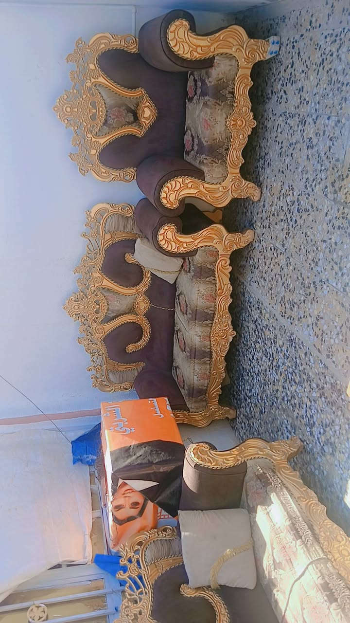 السلام عليكم تخم قنفات للبيع تلاته كبار وأربع صغار النضافه ٨٠% طبلاتهن وياهن المكان بغداد حي البتول السعر ٤٥٠ وبيه مجال رقم ا لهاتف ***********
