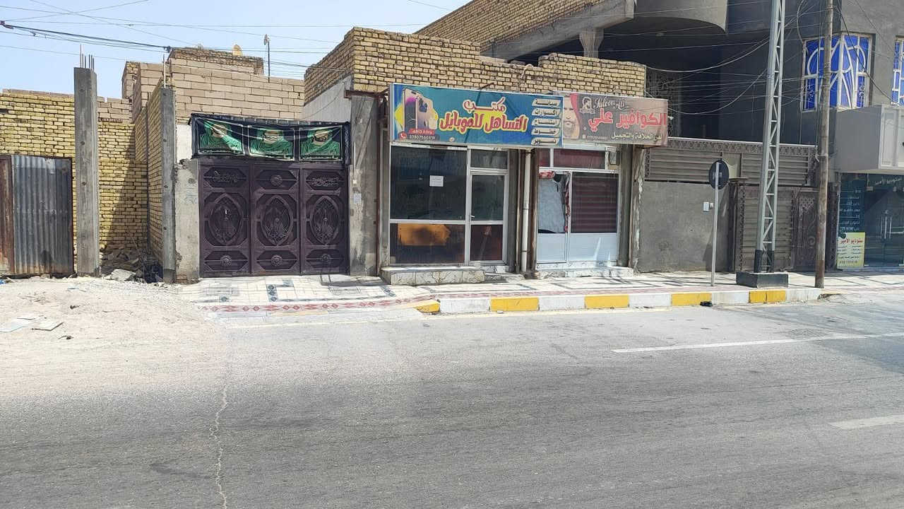 بيت للبيع في حي رافدين قرب تقاطع المحكمه بدايه شارع المعوقين 
تجاري موجهه ع شارع مباشره 
مساحته 235 متر 
واجهه 10 متر / ونزال 23.5
يصلح بنايه تجاريه او مشروع استثماري 
البيت بيه محلات 2 
مواصفات البيت : اربع غرف نوم طابق الاول اثنين والطابق الثاني هم غرفتين مع صاله مع كراج سياره واسع يكفي سيارتين 
للتواصل خاص .
رقمي *********** متواجد واتساب.
