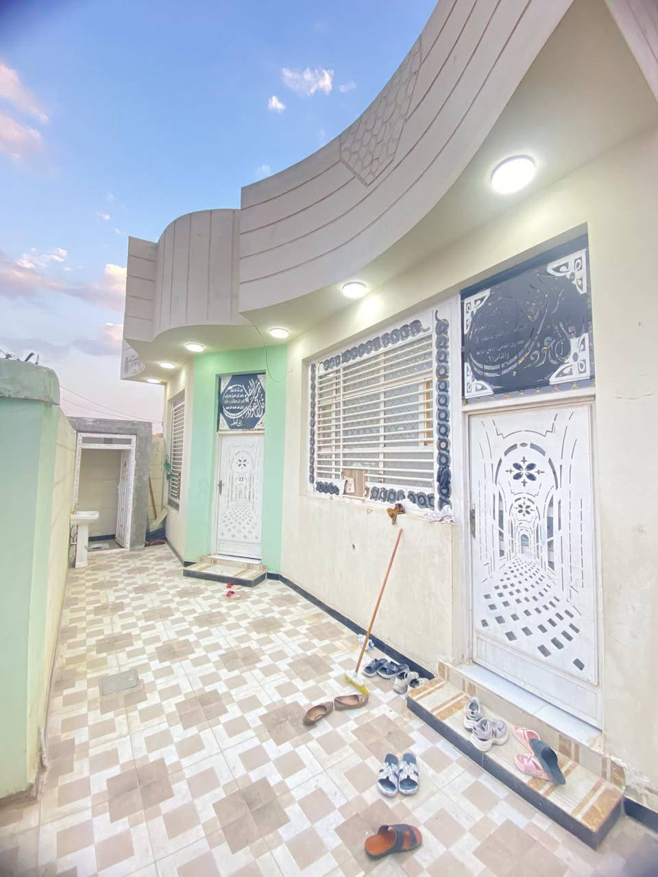 السلام عليكم بيت للبيع بمساحة200م 
حي المعلمين خلف مجمع كميل مداور ب اسم المشتري 
يتكون من غرفتين ومطبخ وصاله واستقبال ومجمع صحيات داخلي وخارجي البيت ينباع مع الاثاث السعر 92 الاستفسار ***********
