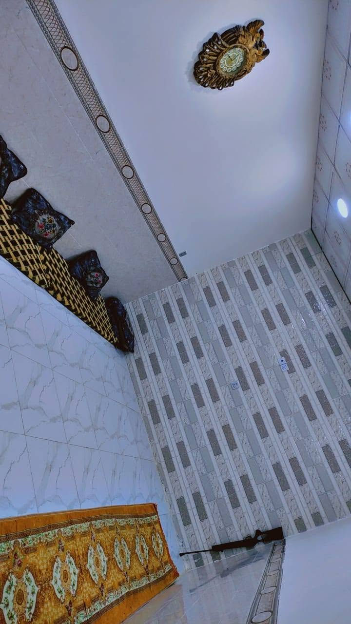 سلام عليكم بيت بزارعي حي ميسان سكلت الكرعاوي اللبيع 100متر مربع يحتوي علا غرفه وصاله ومطبخ واستقبال حمامات ثنين وبي غرفه فوك مكامه عايزه بس بورك ورضيه صطحه مطبك فرشي كامل لبيت ***********
